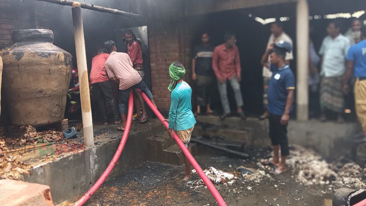 ভোলাহাটে বসতবাড়ীর ৪টি ঘর আগুনে সম্পূর্ণ ভস্মিভূত! ক্ষয়ক্ষতির পরিমান ৬ লক্ষাধিক! 