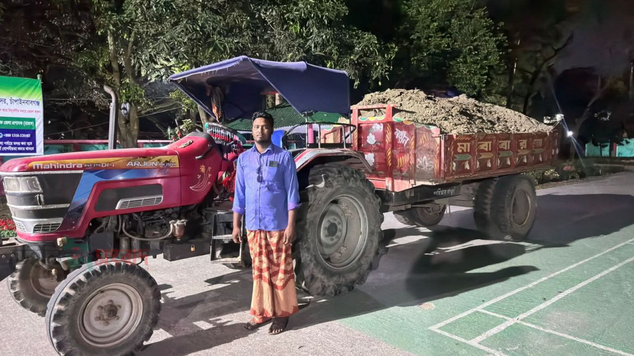 ​পদ্মা নদী থেকে অবৈধভাবে মাটি উত্তোলন চাঁপাইনবাবগঞ্জে ট্রাক্টরসহ আটক ১, জরিমানা