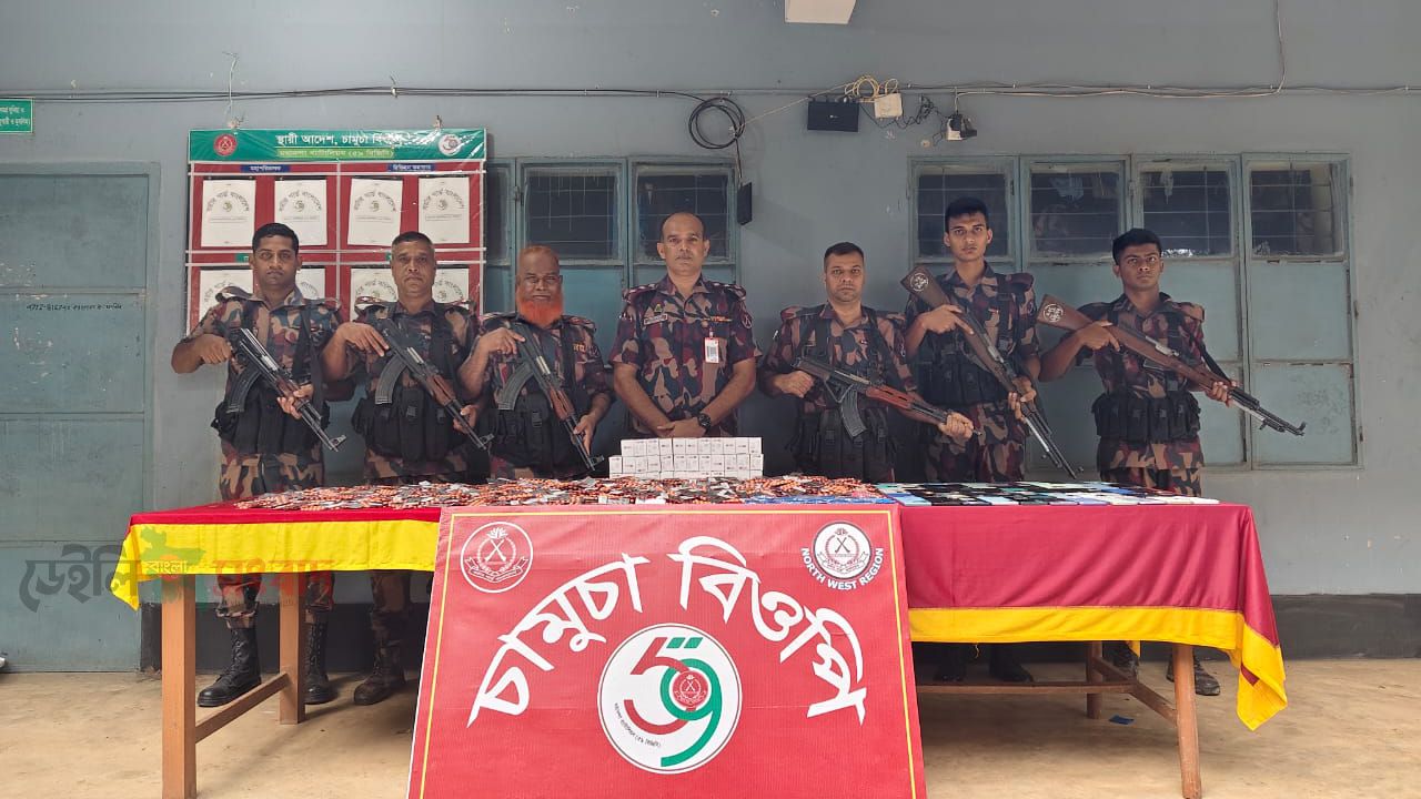 ভোলাহাট সীমান্তে ৫৯ বিজিবি’র অভিযানে ভারতীয় মোবাইল ফোন, ইয়াবা এবং নেশাজাতীয় ট্যাবলেট এর বিশাল চালান জব্দ