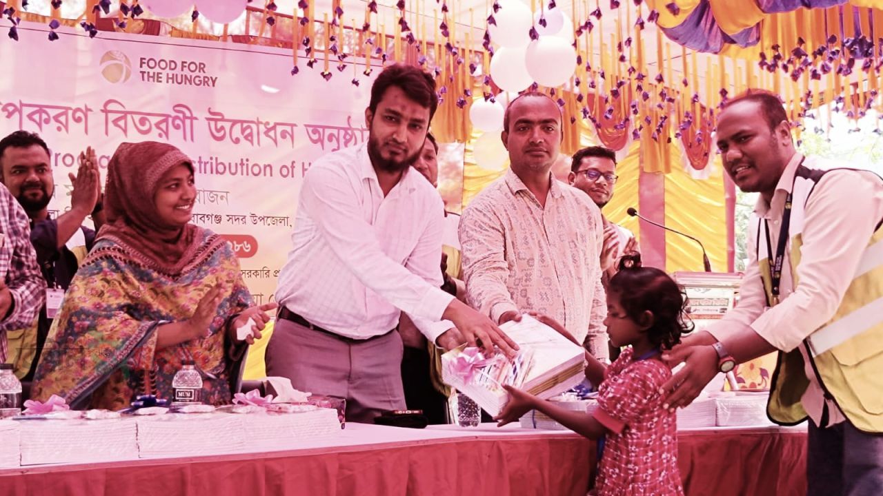 হোসেনডাঙ্গা সরকারি প্রাথমিক স্কুলে শিক্ষা উপকরণ বিতরণী উদ্বোধন করেন -------সদর এসিল্যান্ড ইকরামুল হক নাহিদ  