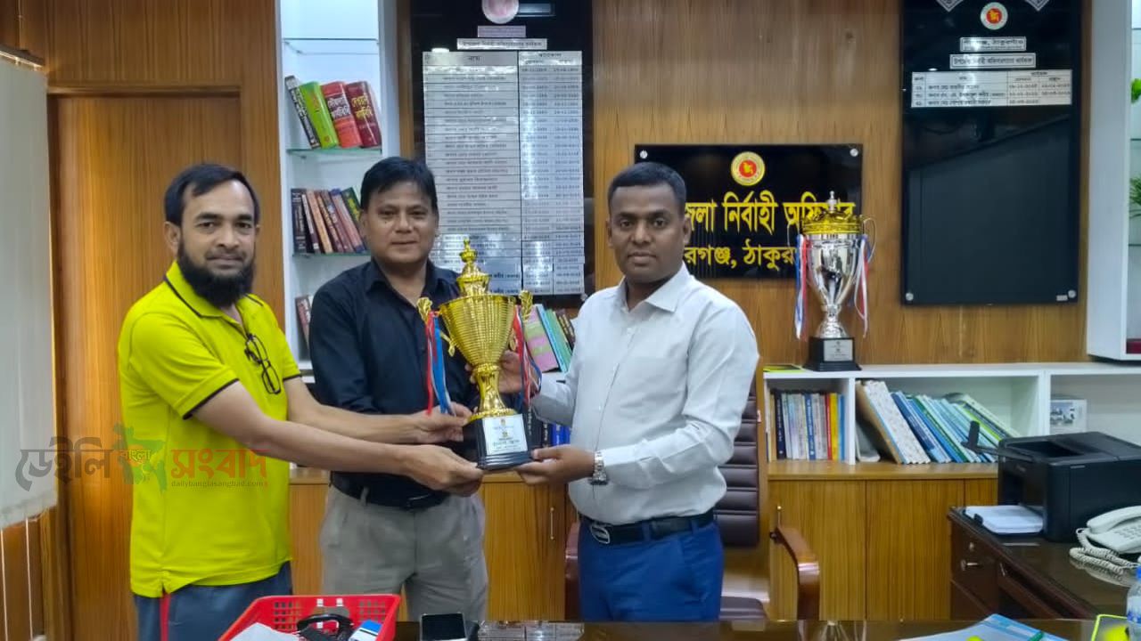 নতুন কুঁড়ি স্পোর্টস ২০২৬ এর বিজয়ী ট্রফি হস্তান্তর।