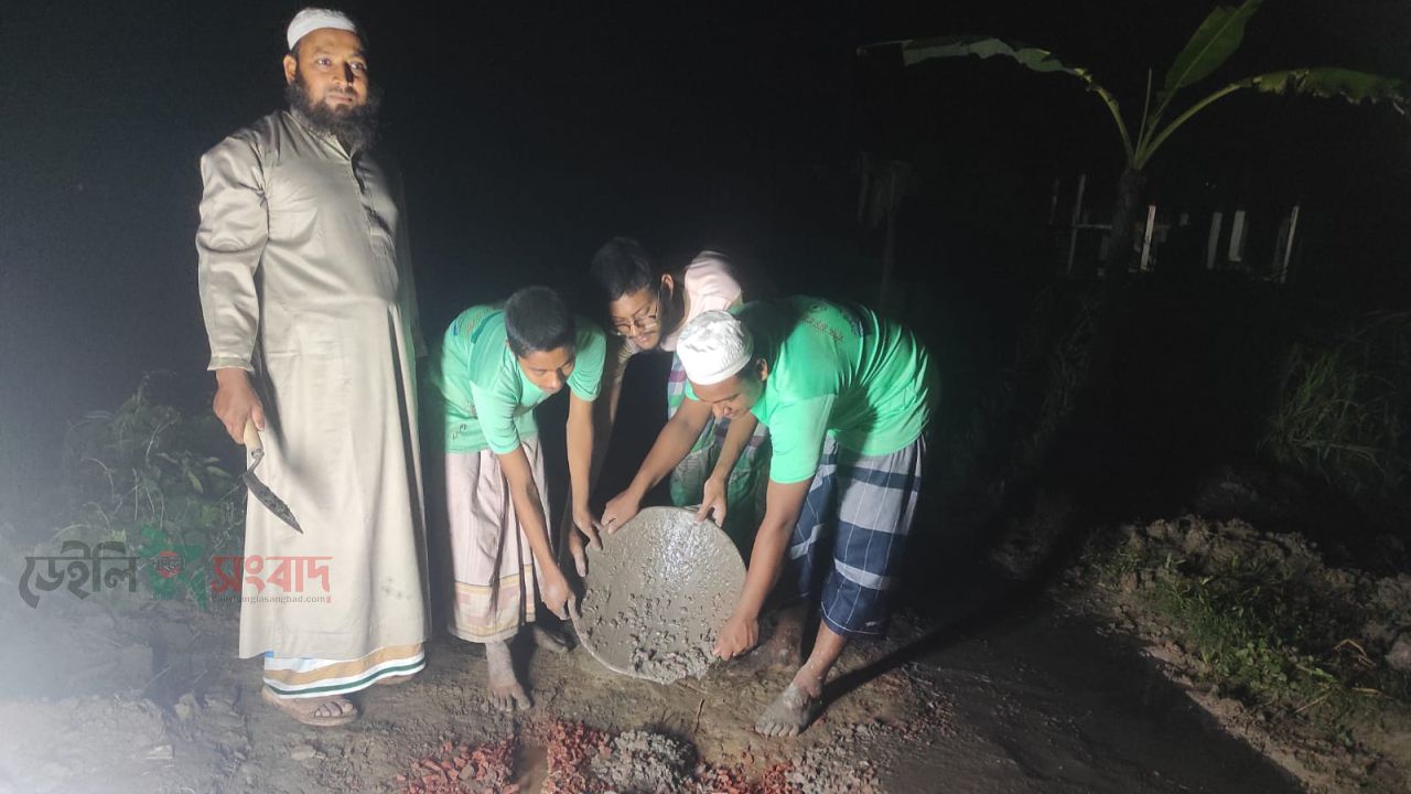 মানবতার উজ্জ্বল দৃষ্টান্ত: গভীর রাতে স্বেচ্ছায় রাস্তা মেরামতে পাচঁথুপি মিয়াপাড়া মাদরাসার শিক্ষার্থীরা