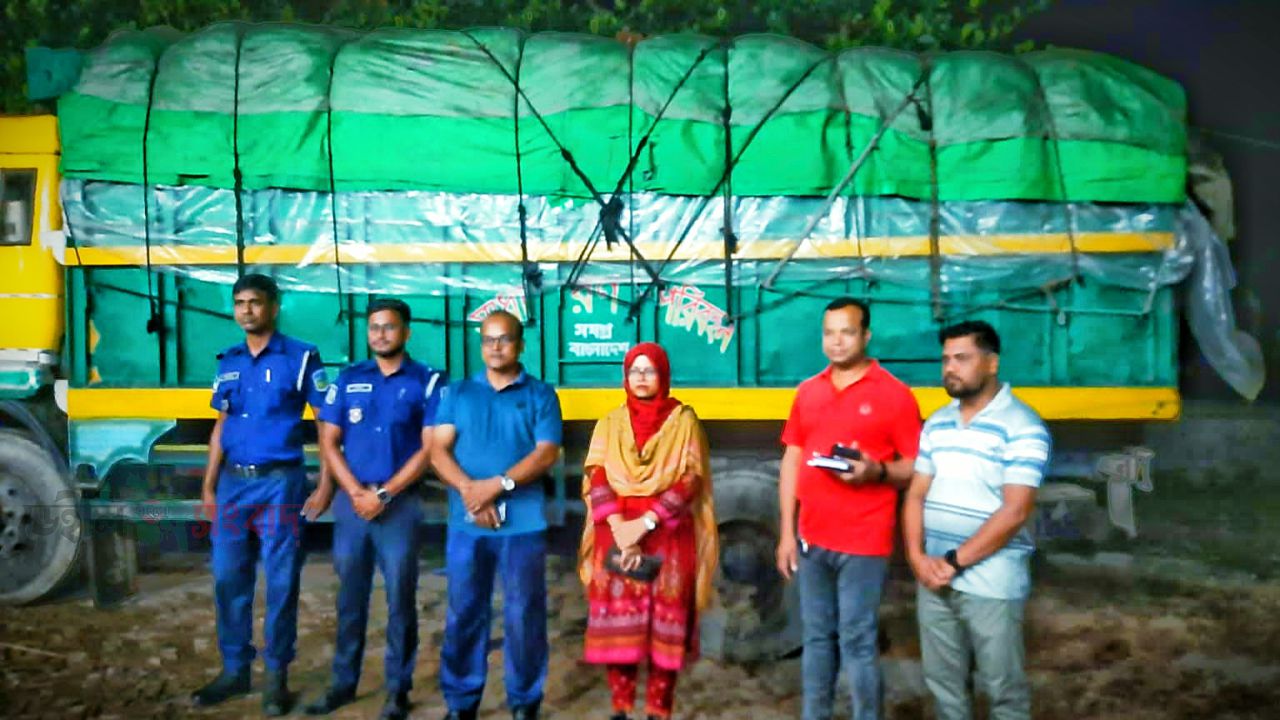 মদনে ২০ টন সরকারি চালসহ ট্রাক আটক, ঘটনাস্থলে প্রশাসন ও পুলিশ