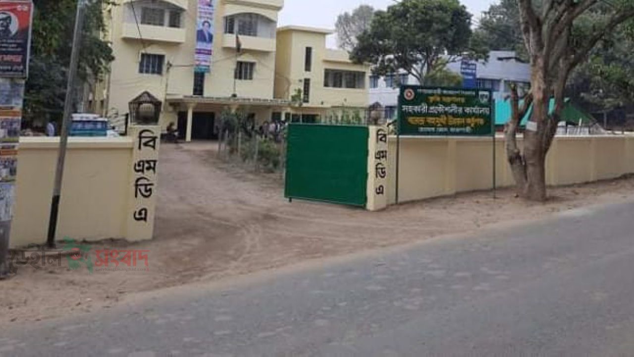 কাজ না পেয়ে উত্তেজিত ঠিকাদার 