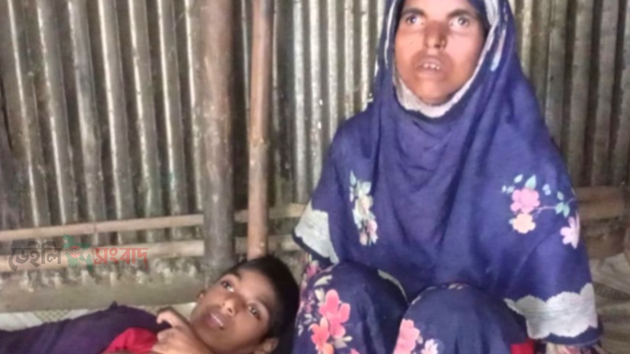 উখিয়ায় এখনো সন্ধ্যা হলে মাটির প্রদীপ জ্বলে মুহছেনা ঘরে।