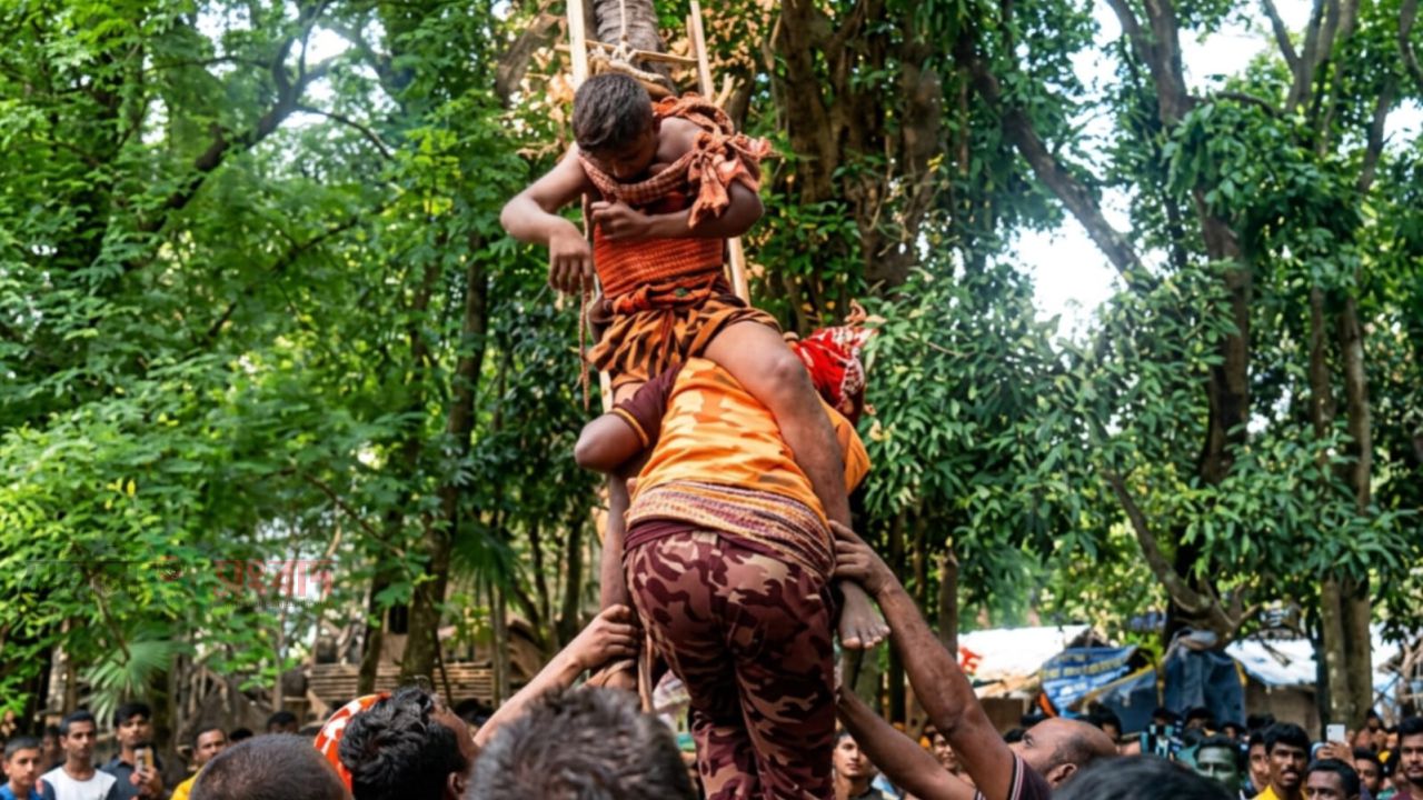 নারকেল গাছে উঠে আম পাড়তে গিয়ে বিদ্যুৎস্পর্শে যুবকের করুন মৃত্যু, এলাকায় শোকের ছায়া