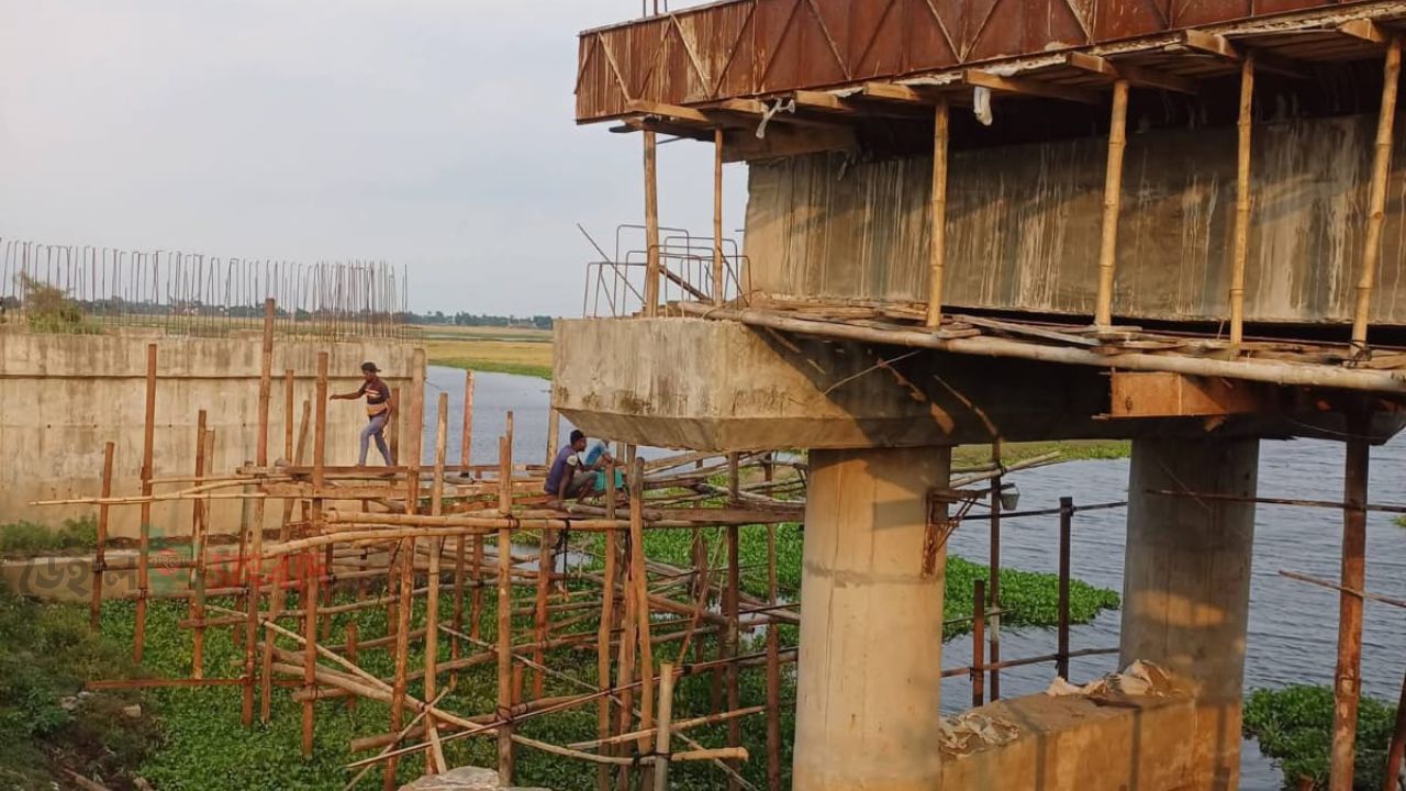 ধুপাখোলা ব্রিজের ধীরগতির কাজে চরম ভোগান্তি সামান্য বৃষ্টিতেই কাদার সাগরে পরিণত হচ্ছে সিমনা-বি.বাড়িয়া সড়ক