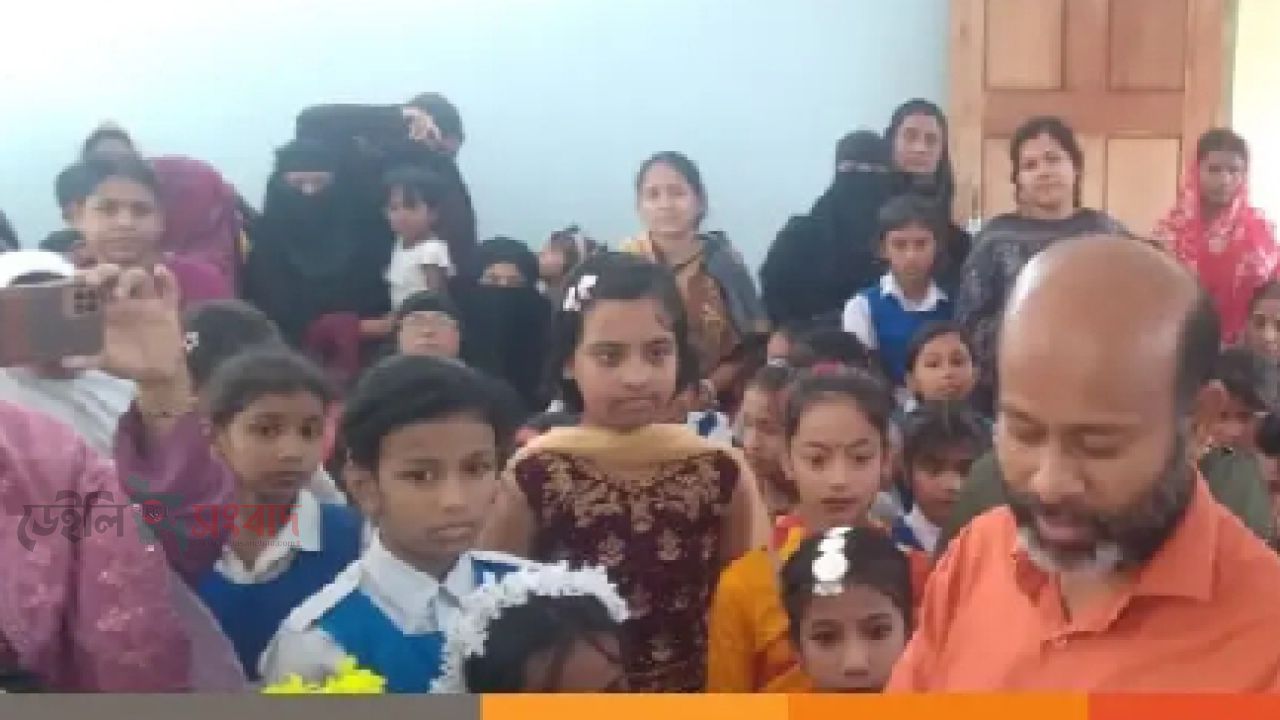 কোমলমতি শিশুদের ভিড়ে জেলা প্রশাসক,মাঠ উন্নয়ন ও সীমানা দেয়ালের আশ্বাস, ছুটি না নেওয়া শিক্ষককে সম্মাননা