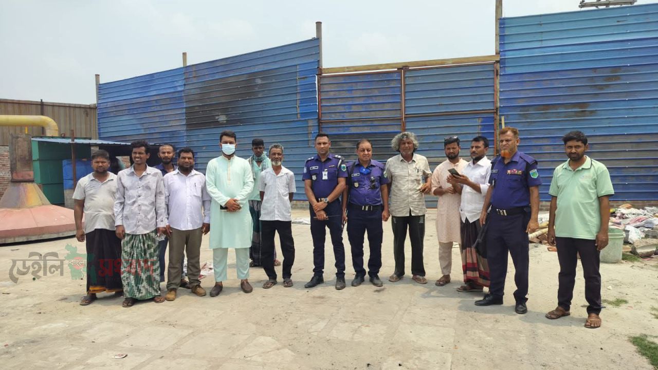 ​ঝিলিমে অবৈধভাবে ব্যাটারি পুড়িয়ে সীসা তৈরি ১ লাখ টাকা জরিমানা ও কারখানা সিলগালা  ​