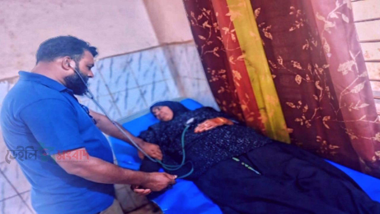 বাবরের মুক্তি ও বিজয়ে মানত পূরণে টানা আড়াই মাস রোজা,অসুস্থ হয়ে হাসপাতালে ভর্তি ৬৫ বছরের খুদেজা আক্তার