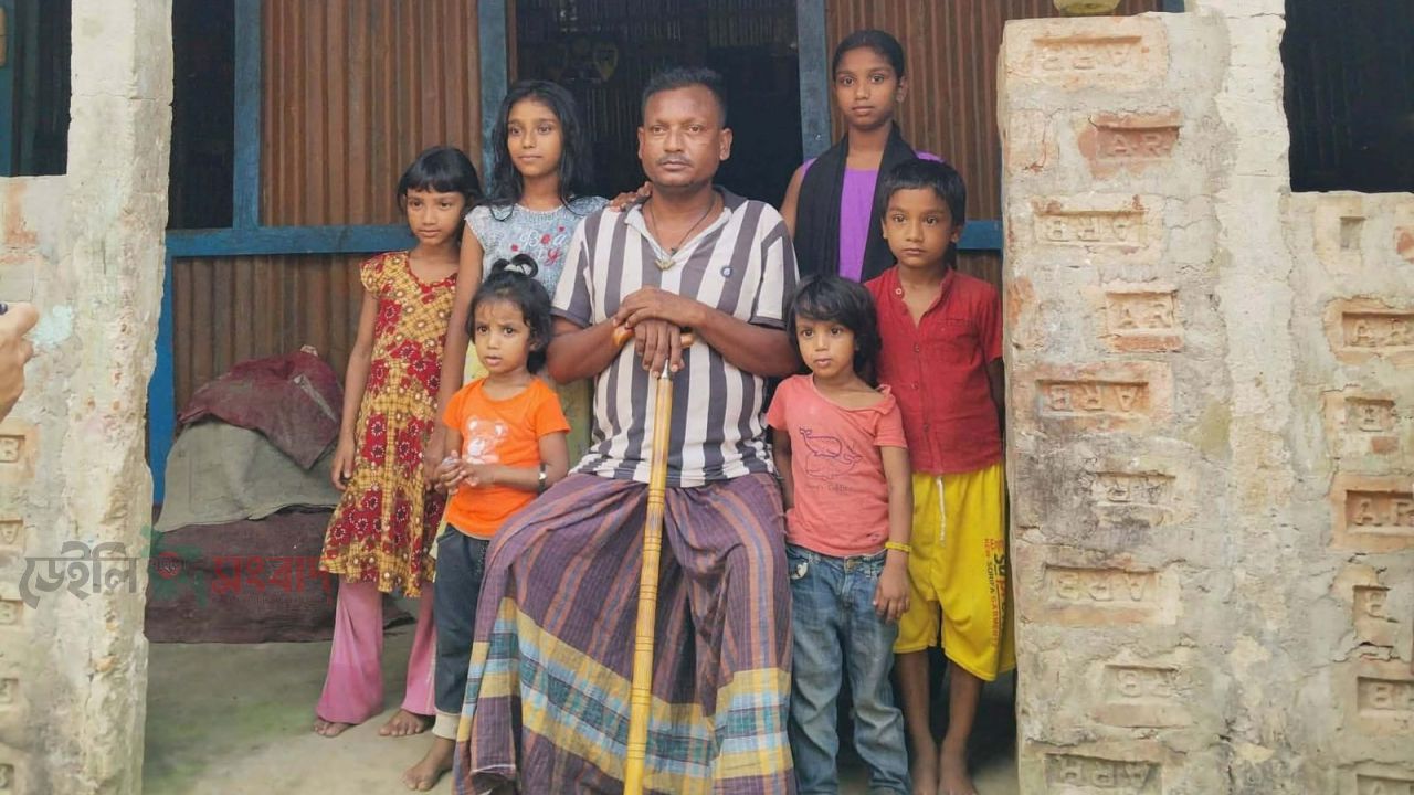 টাকার অভাবে চিকিৎসা করতে পারছেনা ৮ সন্তানের জনক হতদরিদ্র আব্দুল খালেদ শিপন।