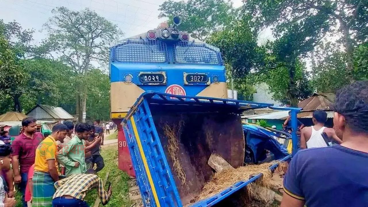 বিজয়নগরে জয়ন্তিকা এক্সপ্রেসের ধাক্কায় দুমড়ে গেল গরুবাহী পিকআপ