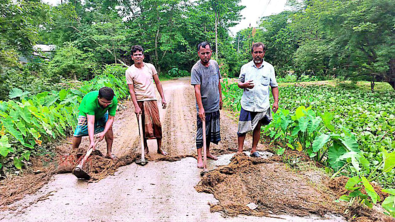 মানবতার  চার ফরি ওয়ালা নিজ ৫০০ মিটার রাস্তার ময়লা পরিষ্কার