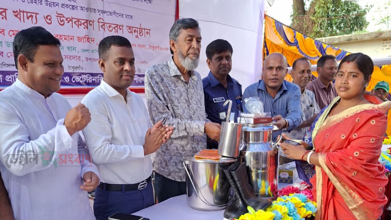 পীরগঞ্জ  উপজেলা প্রাণী সম্পদ দপ্তরে পশুখাদ্য ও সহায়ক উপকরণ বিতরণ 