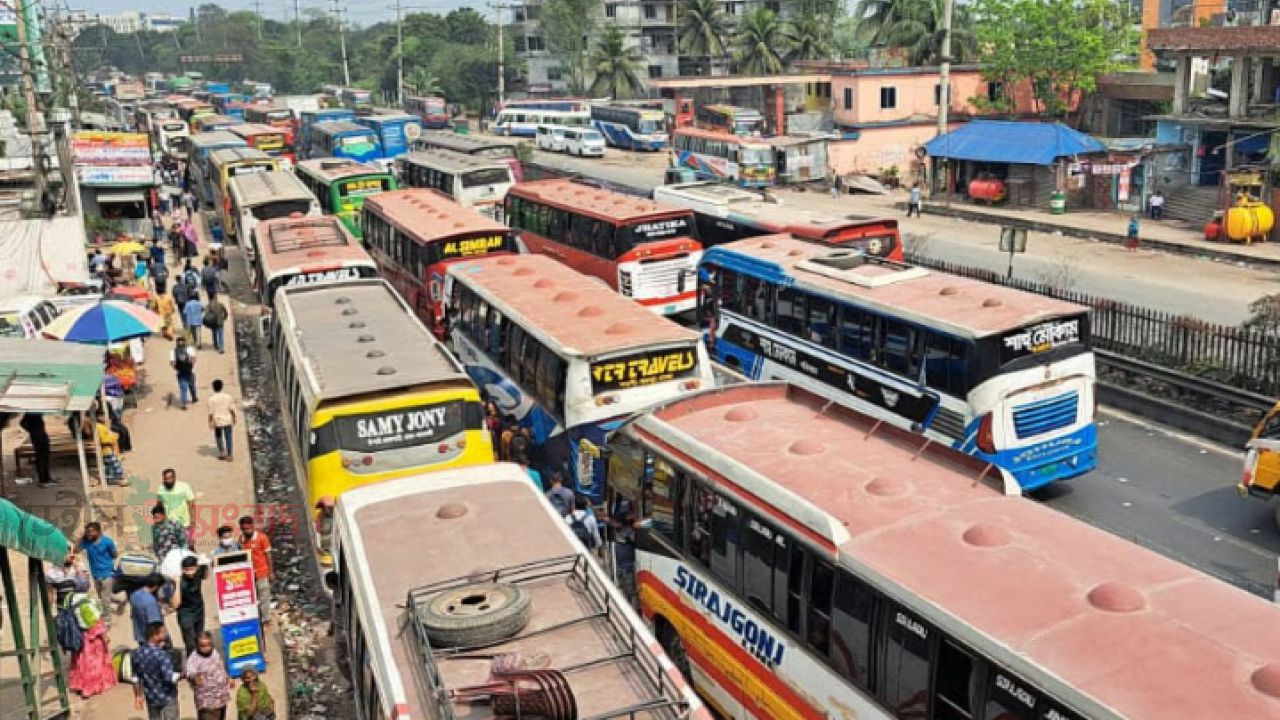 কালিয়াকৈর চন্দ্রা ত্রি মোড়ে ঢাকা-টাঙ্গাইল মহাসড়কে ধীরে ধীরে বাড়ছে মানুষ ও যানবাহনের চাপ