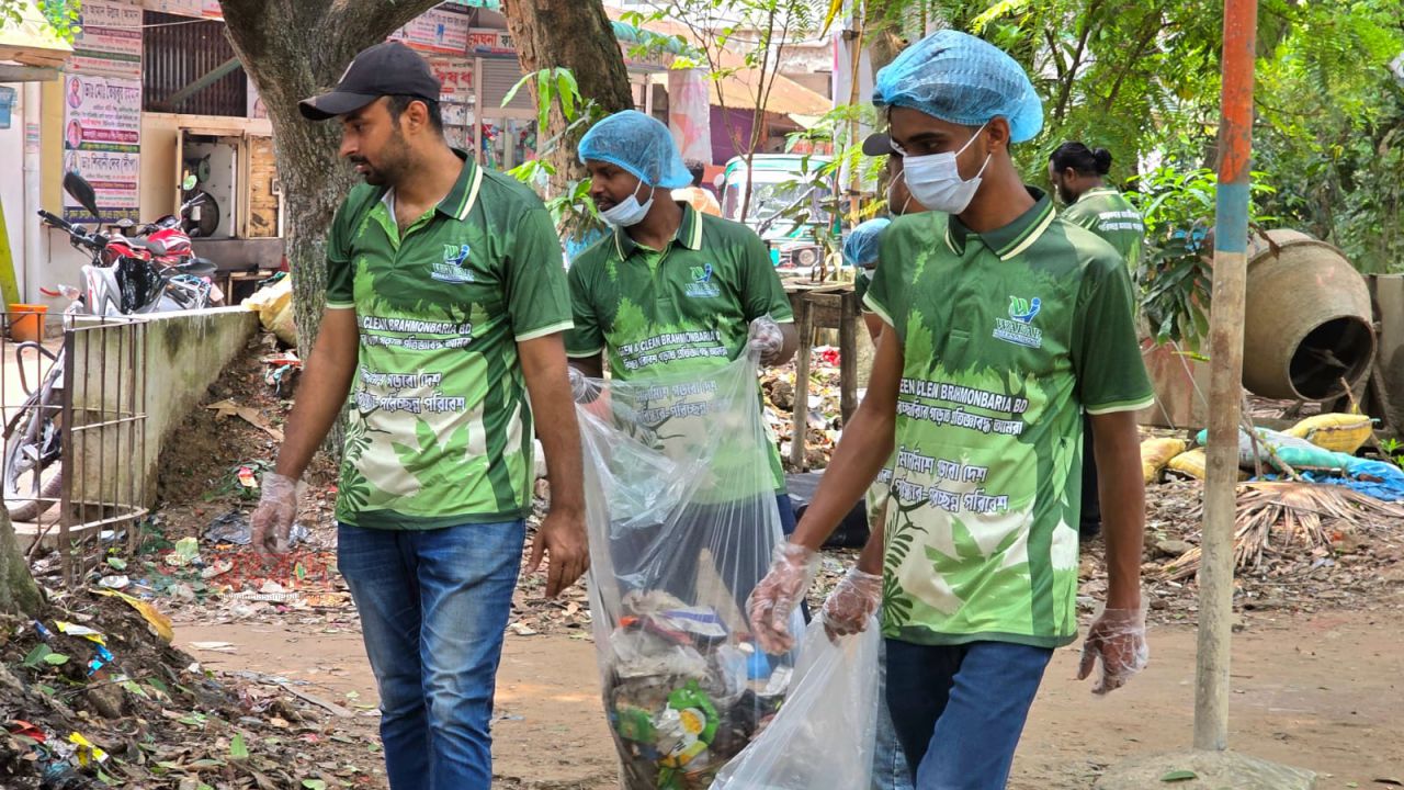 গ্রিন ক্লিন ব্রাহ্মণবাড়িয়ার উদ্যোগে ট্যাংকের পাড় লোকনাথ দিঘির ফুলের বাগানে পরিচ্ছন্নতা অভিযান পরিচালনা