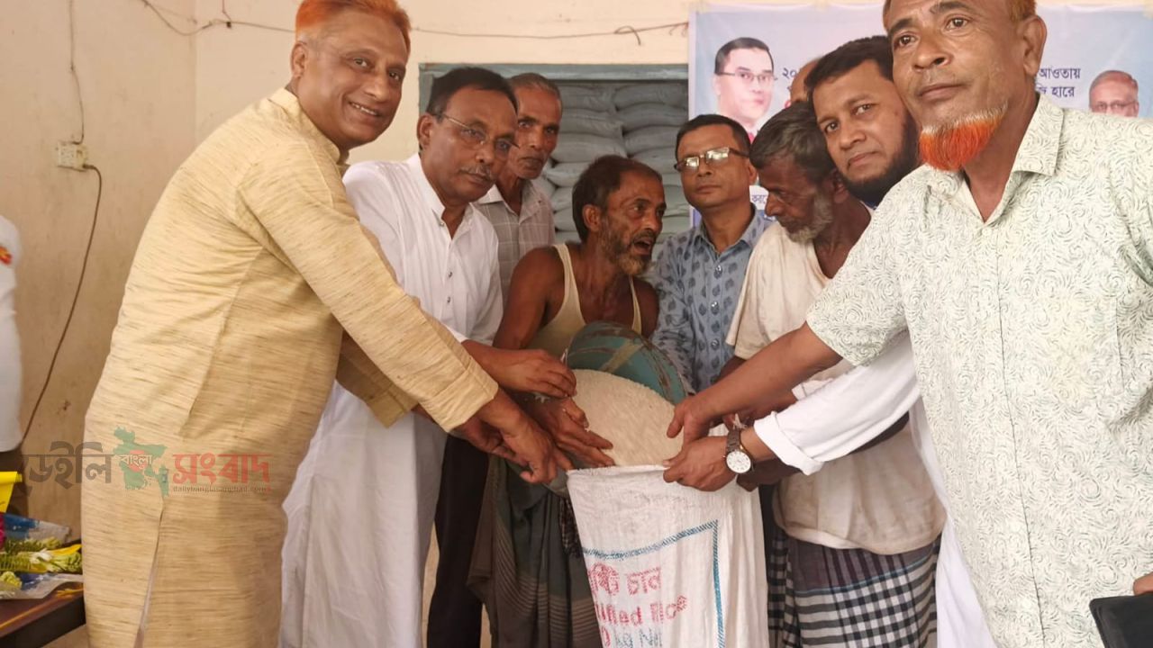 উখিয়ায় বিনামূল্যে খাদ্য শস্য বিতরণ