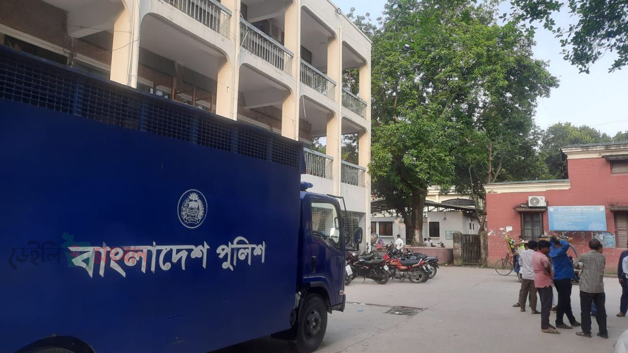 আদালতে প্রক্সি দিতে গিয়ে যুবক, মামলার বাদীকে হুমকি
