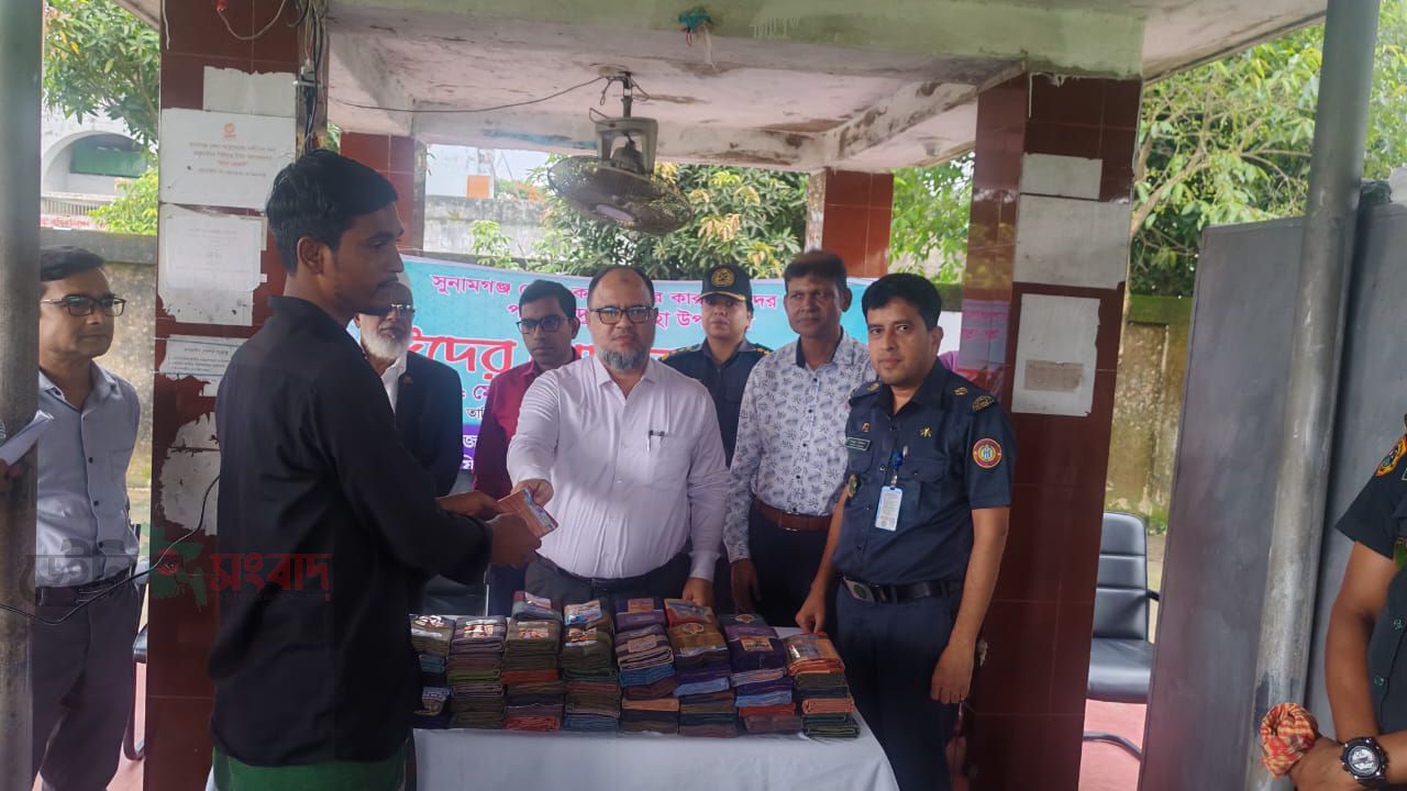 ঈদুল আজহা উপলক্ষে  সুনামগঞ্জ জেলা কারাগারের বন্দীদের মাঝে ঈদুল আযহা উপলক্ষে বস্ত্র বিতরণ 