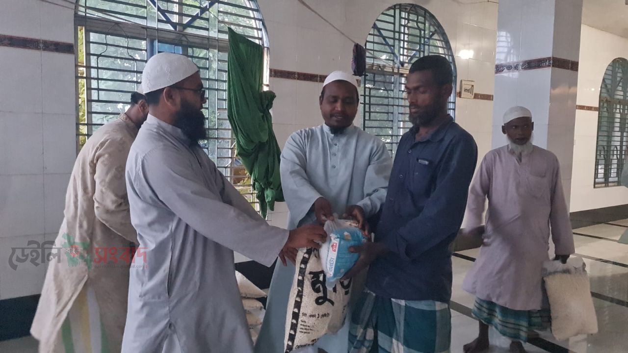 ইসলামী আন্দোলন বাংলাদেশ বরমী ইউনিয়ন শাখার পক্ষ থেকে ঈদ সামগ্রী বিতরণ। 