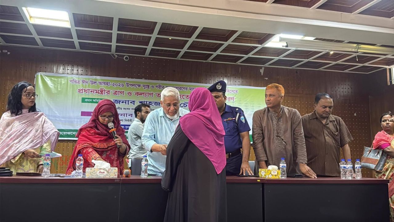 উখিয়ায় দুঃস্থ ও গরীব জনসাধারণের মাঝে নগদ অর্থ বিতরণ 