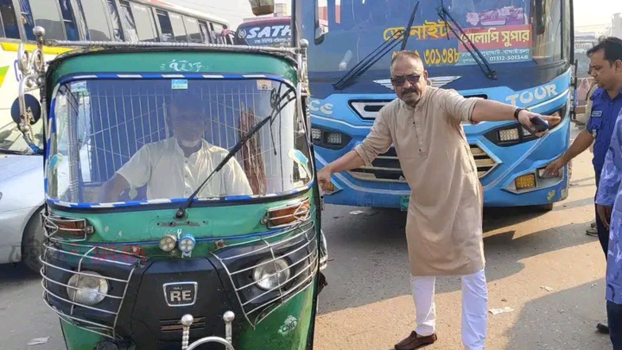 ঈদের দ্বিতীয় দিনে ময়মনসিংহ ব্রীজ মোড়ে যানজট নিরসনে মাঠে এমপি আবু ওয়াহাব আকন্দ