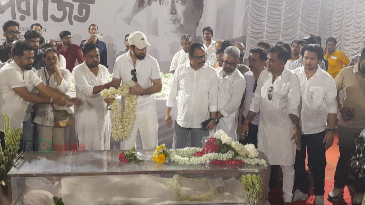 চিত্র পরিচালক অনিক দত্তের মরদেহ -শেষ যাত্রায় কেওড়াতলা মহাশ্মশানে উদ্দেশ্যে। 