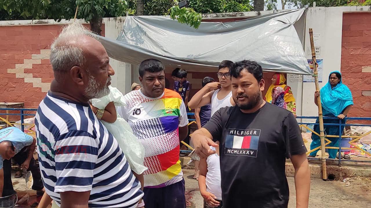 বর্জ্য অপসারণ  তদারকি করলেন রাসিক  প্রশাসক রিটন