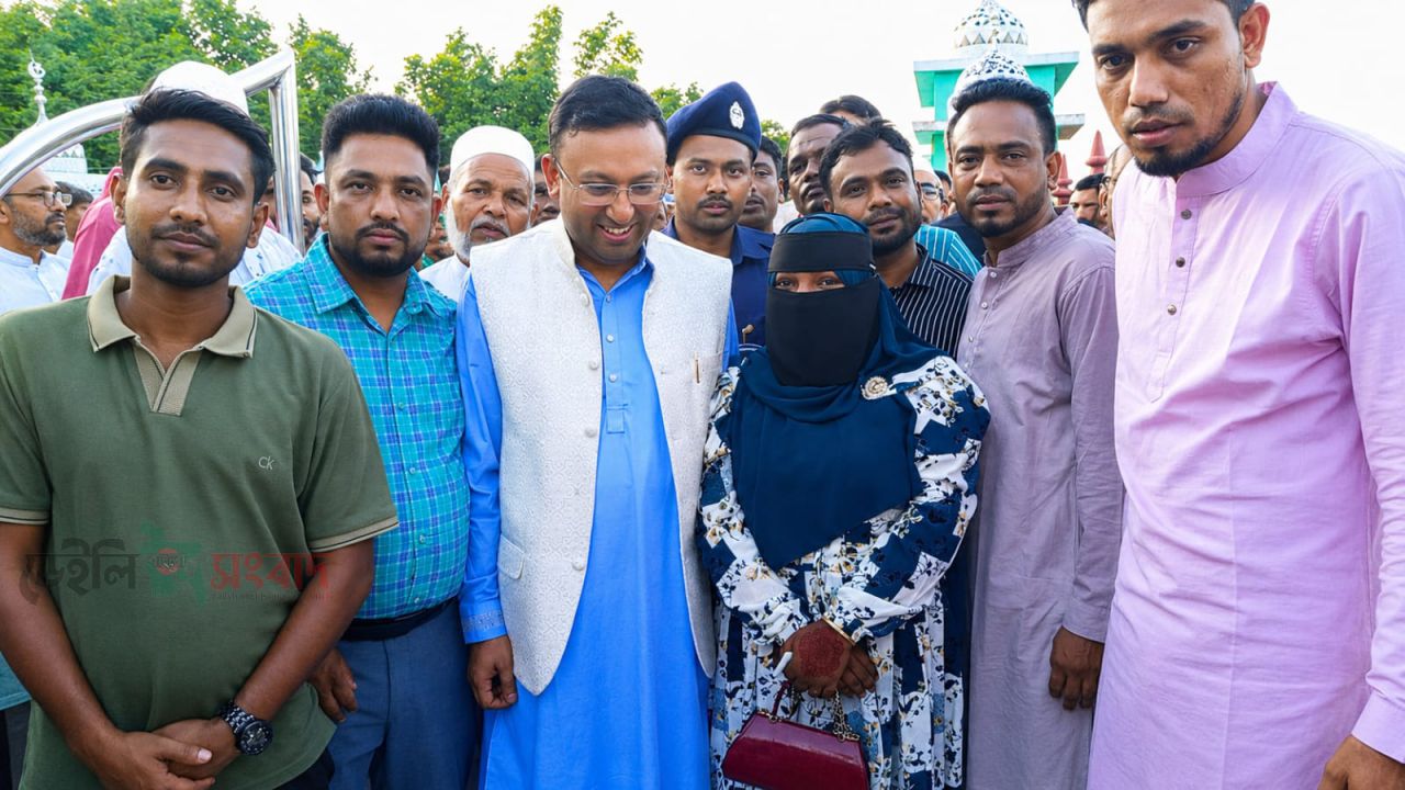 প্রধানমন্ত্রীর উপদেষ্টা হুমায়ুন কবিরের সঙ্গে সৌজন্য সাক্ষাৎ করলেন মহিলা ভাইস চেয়ারম্যান পদপ্রার্থী আফিজা বেগম