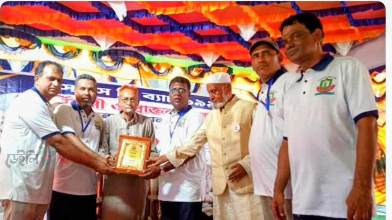সরিষাবাড়ীতে পুরনো বন্ধুদের মিলনে মুখর ভাটারা উচ্চ বিদ্যালয়, সম্মাননায় সিক্ত প্রাক্তন শিক্ষকরা