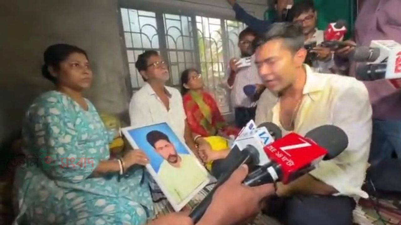 অভিষেক ব্যানার্জীর উপর ক্ষোভে ফেটে পড়লেন এবং চড়াও হলেন- এলাকার মানুষ।