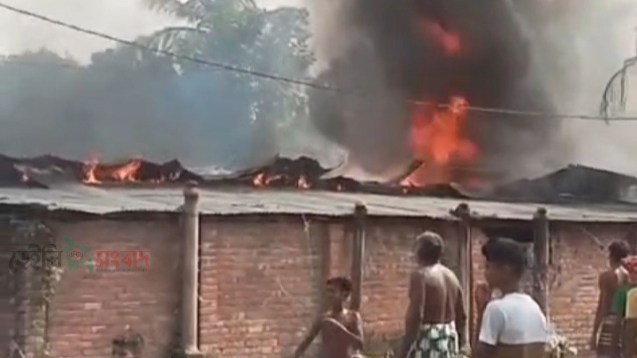 ভোলাহাটে বিদ্যুতের সর্টসার্কিটের আগুনে ৩টি বসতবাড়ীর ১১টি ঘর সম্পূর্ণ ভস্মিভূত! ক্ষয়ক্ষতির পরিমান প্রায় ৩৫ লক্ষাধিক!!