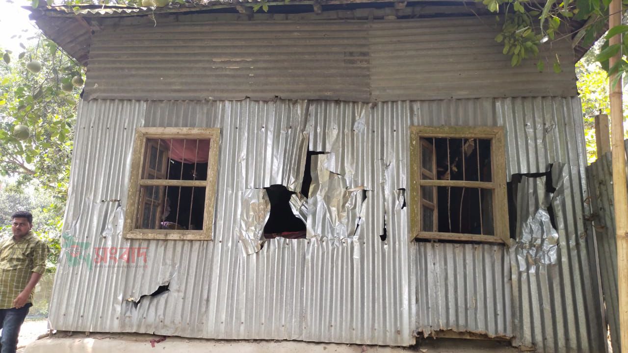সরিষাবাড়ীতে আধিপত্য বিস্তার কে কেন্দ্র করে চেয়ারম্যান প্রার্থীর সমর্থকদের বসত বাড়িতে হামলা-ভাংচুরের অভিযোগ