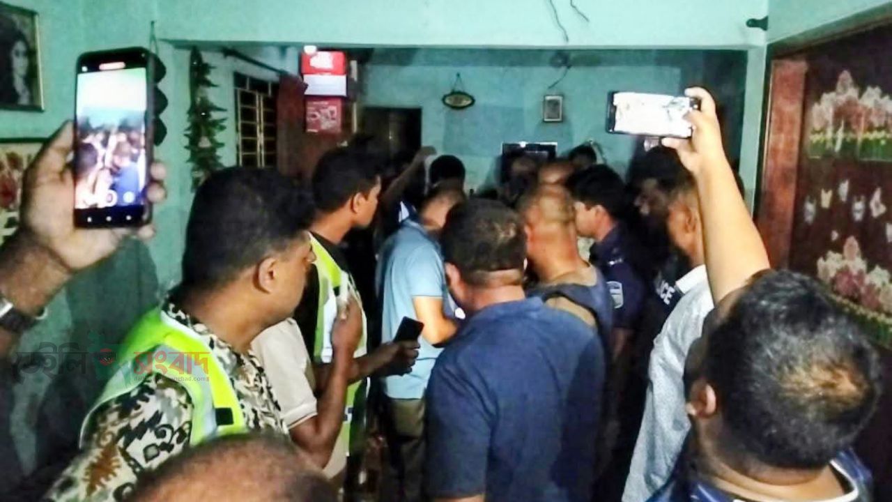 নেত্রকোণা শহরে বাসায় ঢুকে নারীকে কুপিয়ে হত্যা, স্বামী-ছেলে গুরুতর আহত; আটক ১