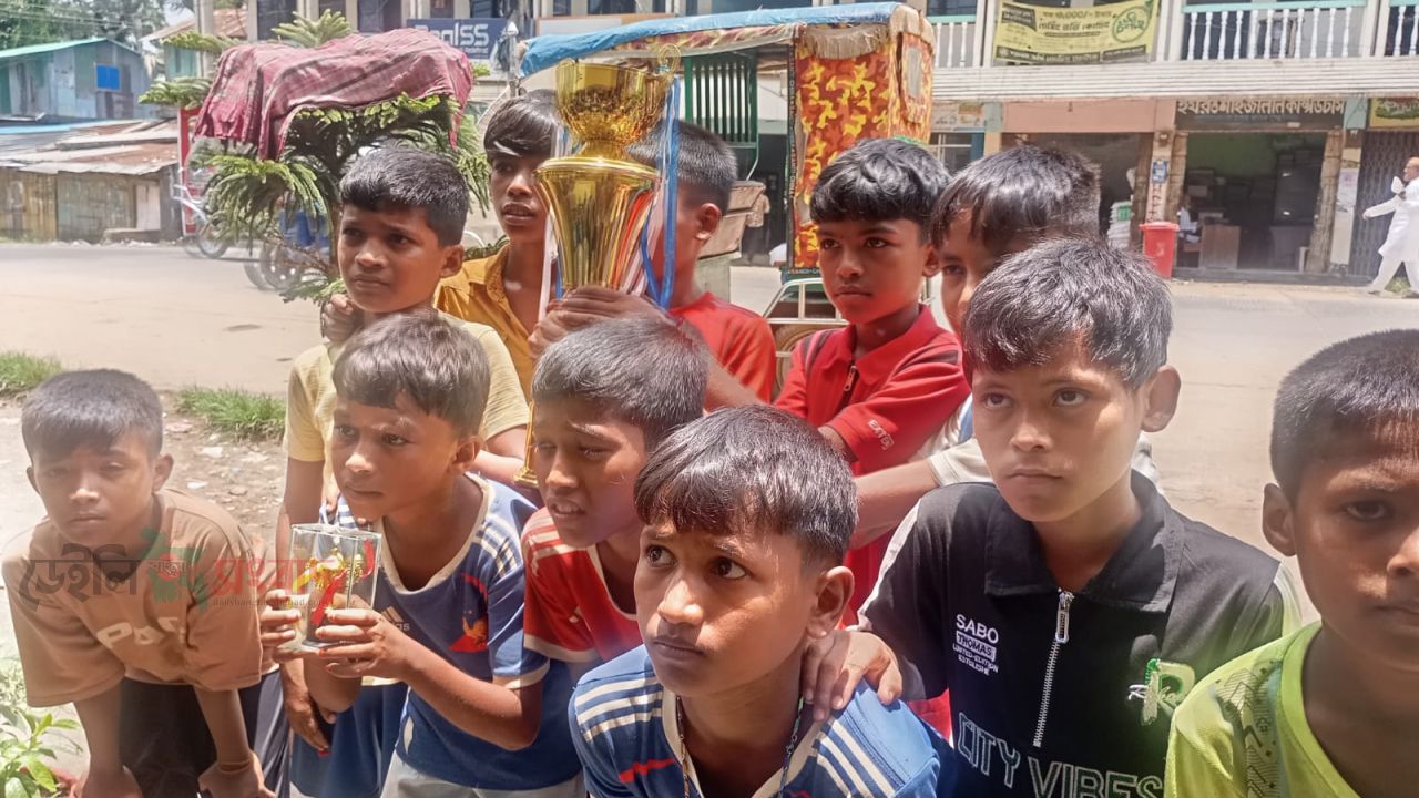 ফুটবল খেলায় কাপ জিতে টাকা তুলতে রোহিঙ্গা শিশুরা উখিয়া স্টেশনের দোকানে ভীড়
