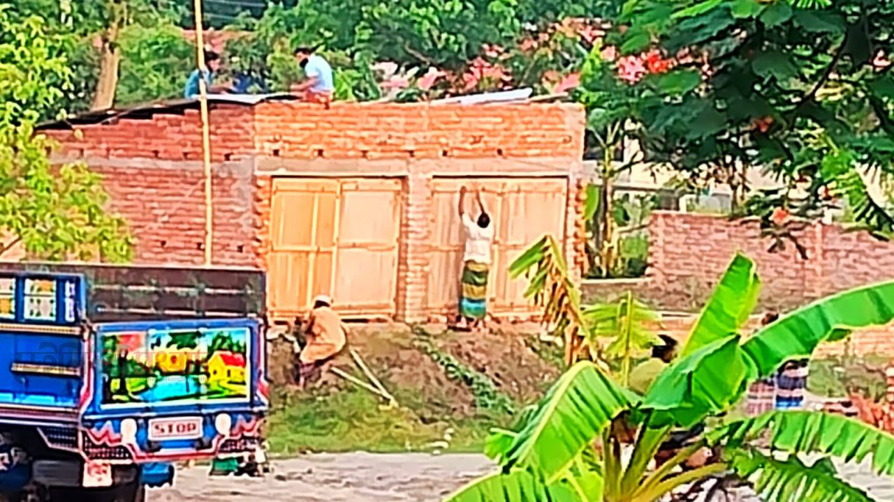 রাতের আঁধারে সরকারি জমিতে নির্মাণকাজ, আ.লীগ নেতার ঘর করে দিলেন দুই বিএনপি নেতা!