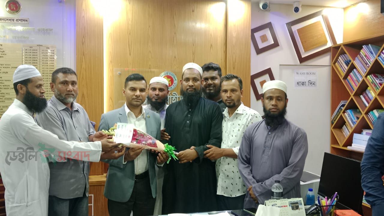 ফুলপুরে নবনিযুক্ত ইউএনওকে সাংবাদিক অধিকার বাস্তবায়ন সোসাইটির ফুলেল শুভেচ্ছা