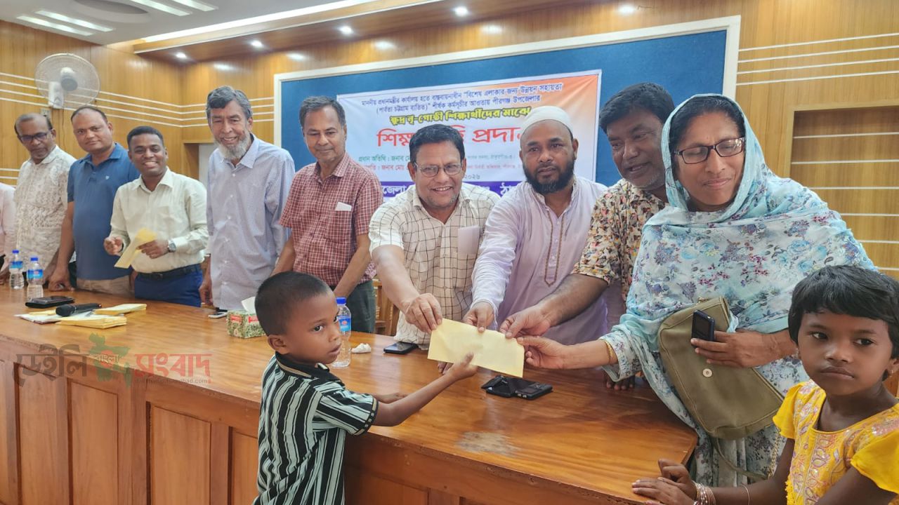 পীরগঞ্জ উপজেলা প্রধান মন্ত্রীর বিশেষ শিক্ষা বৃত্তি চেক হস্তান্তর। 
