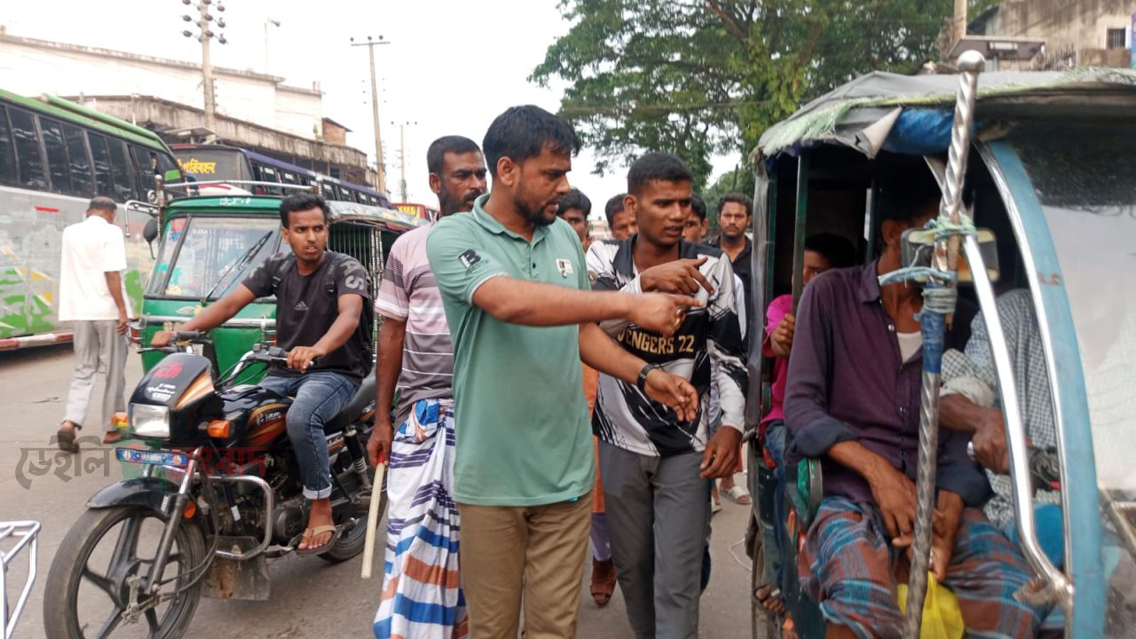 ঈদ-পরবর্তী যাত্রীসেবায় মাঠে শ্রমিক দল নেতা আজিজুল ইসলাম আজিজ, ফুলপুর বাসস্ট্যান্ডে যানজট নিরসনে বিশেষ উদ্যোগ