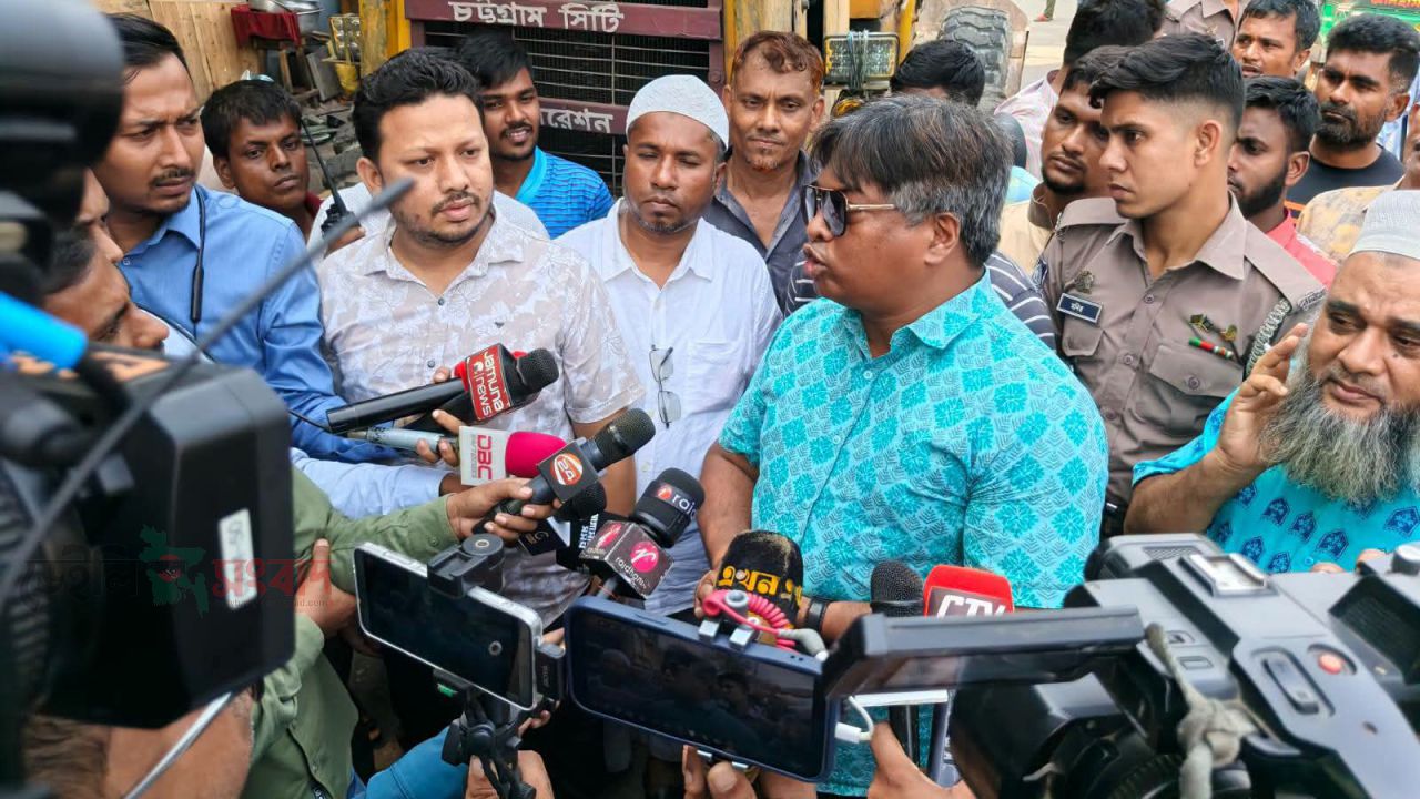 চসিকের ভ্রাম্যমাণ আদালতের অভিযান: নিউমার্কেট থেকে সদরঘাট পর্যন্ত প্রায় ২০০ অবৈধ দোকান উচ্ছেদ   