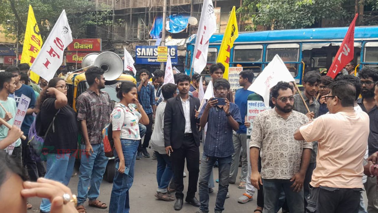 সুরেন্দ্রনাথ কলেজে সিন্ডিকেট ভাঙতে, দেবু শিবুকে গ্রেপ্তারের দাবীতে প্রতিবাদী মিছিল। 
