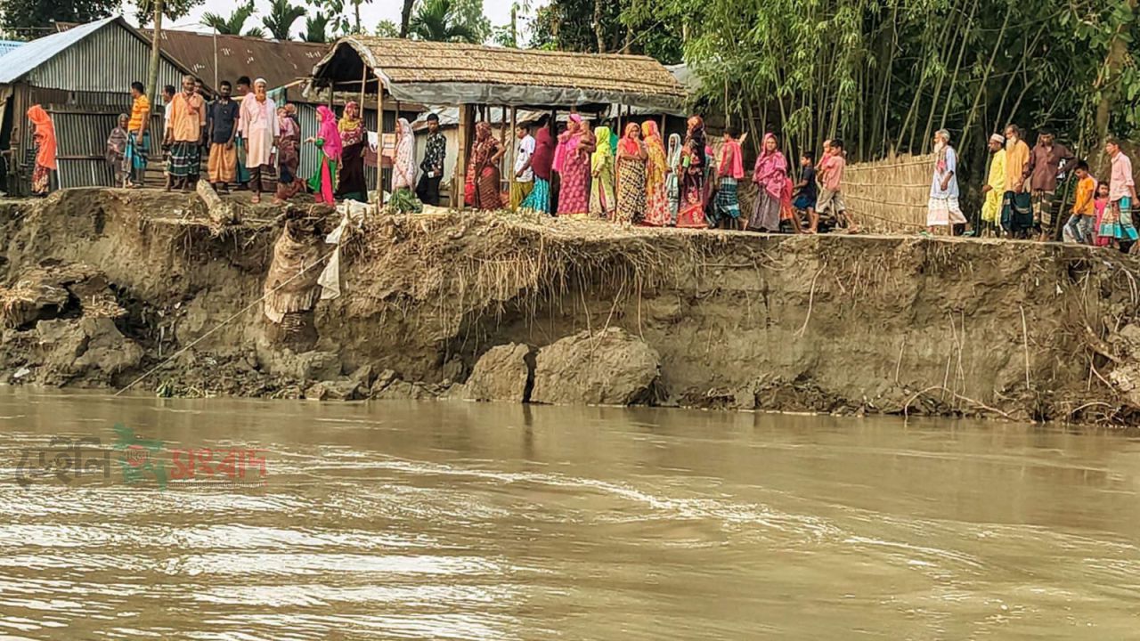 কুড়িগ্রামে কালজানি নদীর তীব্র ভাঙ্গনে ধলডাঙ্গার দুই পাড়ের মানুষ ,তিন দিনে নদী গর্ভে শতাধিক পরিবার। 