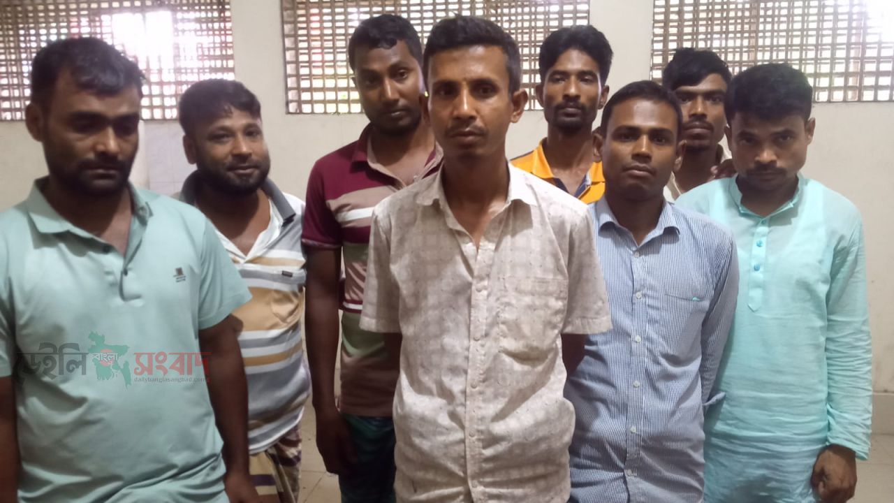 বেড়ায় গভীর রাতে পুলিশের সাড়াশি অভিযান: ৮ জুয়াড়ি গ্রেফতার