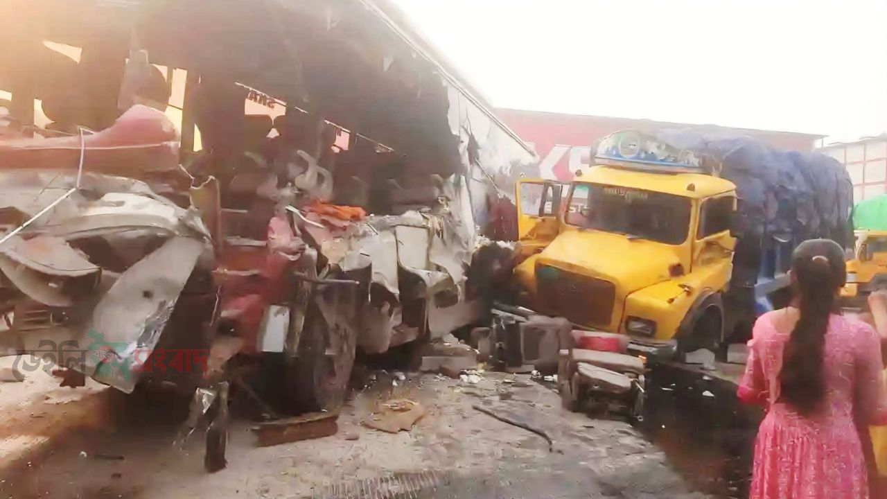 গোবিন্দগঞ্জে ৩ গাড়ির ত্রিমুখী সংঘর্ষ, আহত ৬ 