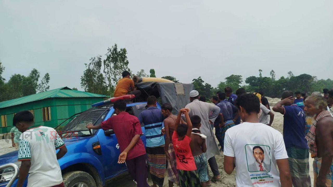 সাঘাটায় বলগেট দিয়ে অবৈধ বালু উত্তোলন, জব্দ সামগ্রী-১ জন আটক*  আদালতে সোপর্দ