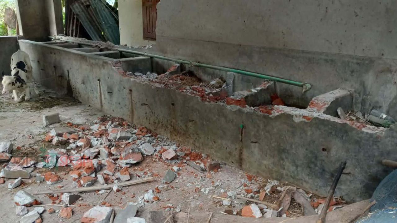 প্রভাষকের ঘর ভেঙ্গে জমি দখলের অভিযোগ 