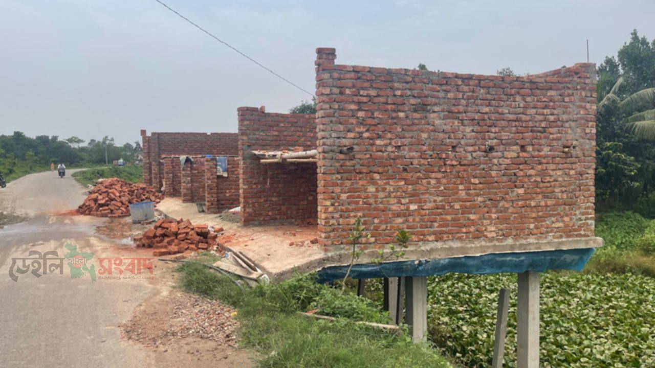 নবীনগরে ঐতিহ্যবাহী মহেশখাল দখল করে দোকানঘর নির্মান