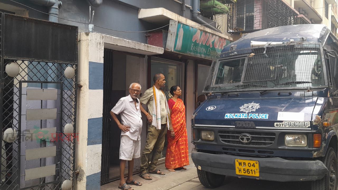 নিউ আলিপুর থানা ও কেন্দ্র বাহিনী সহ - স্বরূপ বিশ্বাসের ফ্লাটে তল্লাশি।।