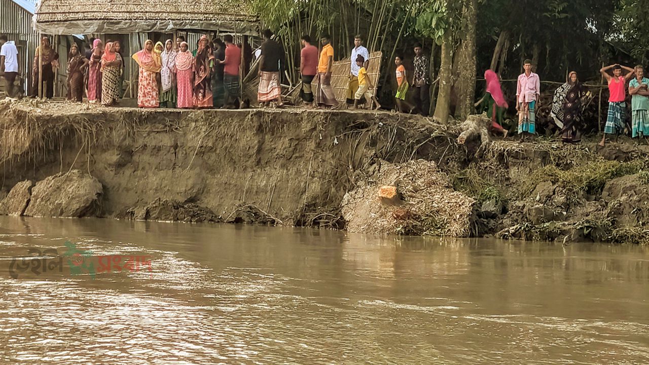 কালজানি নদীর ভাঙনে ধলডাঙ্গা গ্রাম বিপর্যস্ত, বিলীন শতাধিক বসতভিটা