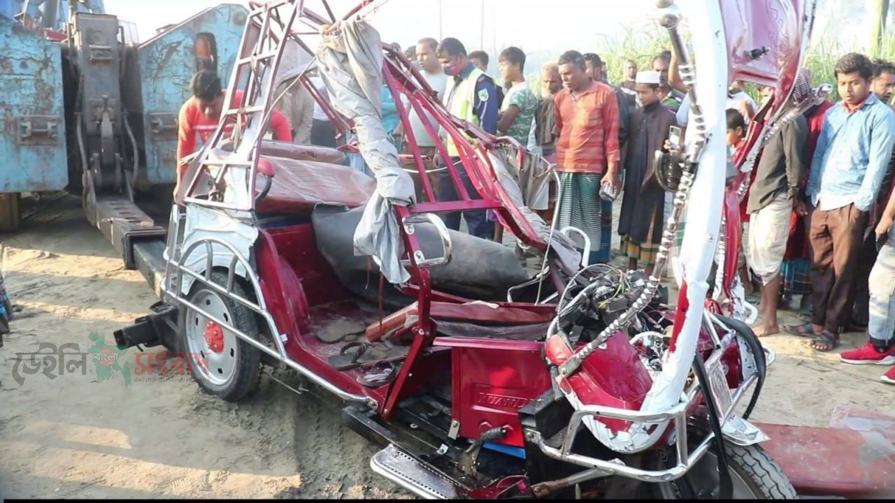 পলাশবাড়ীতে বাসের ধাক্কায় ইজিবাইক চালক নিহত, আহত ১